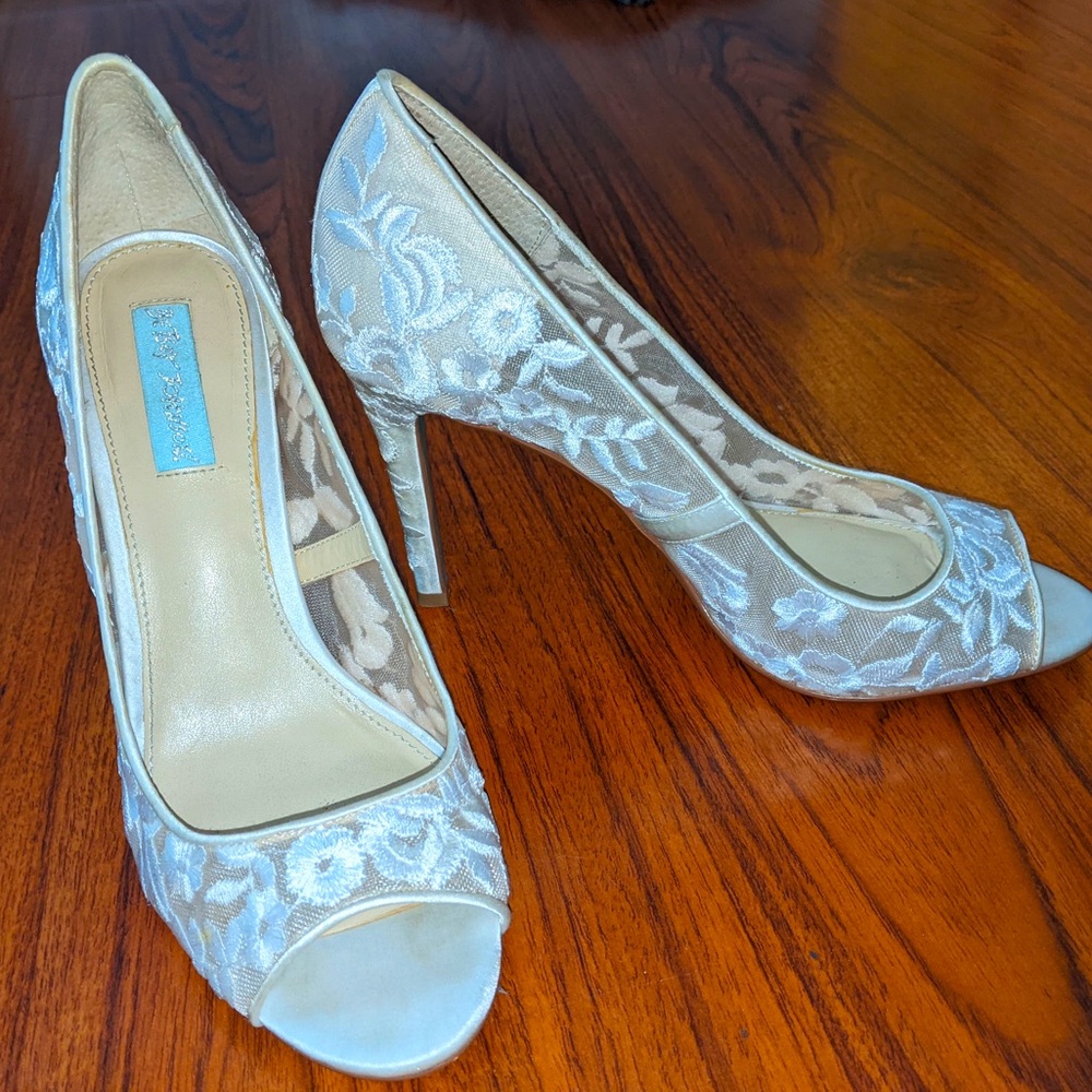 Betsy Johnson wedding shoe Size9